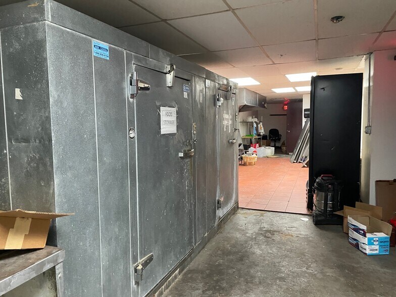 More Photos Of 17 Maple Dr, Great Neck Storefront Retail Office For Lease