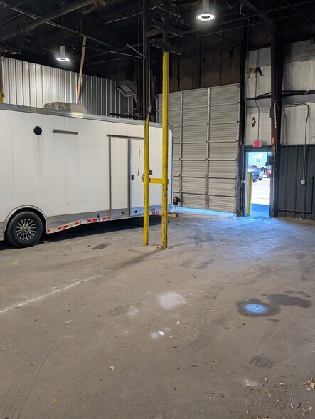 More Photos Of 2100 Jonesboro Rd, Atlanta Service For Lease