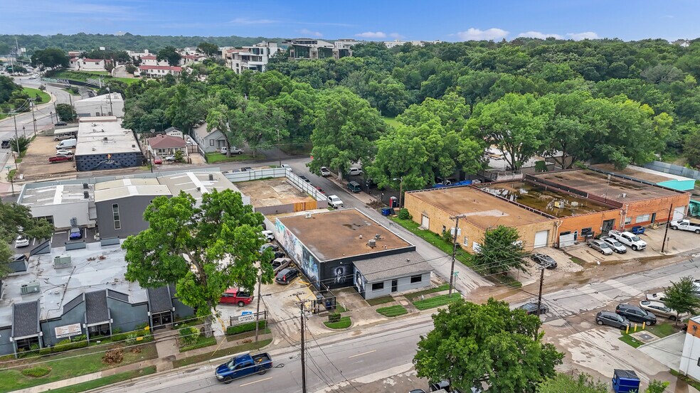 More Photos Of 914 W Commerce St, Dallas Showroom For Lease