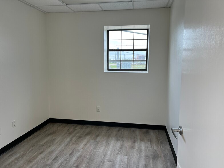 More Photos Of 3318 Dwayne Rd, Rosharon Warehouse For Lease