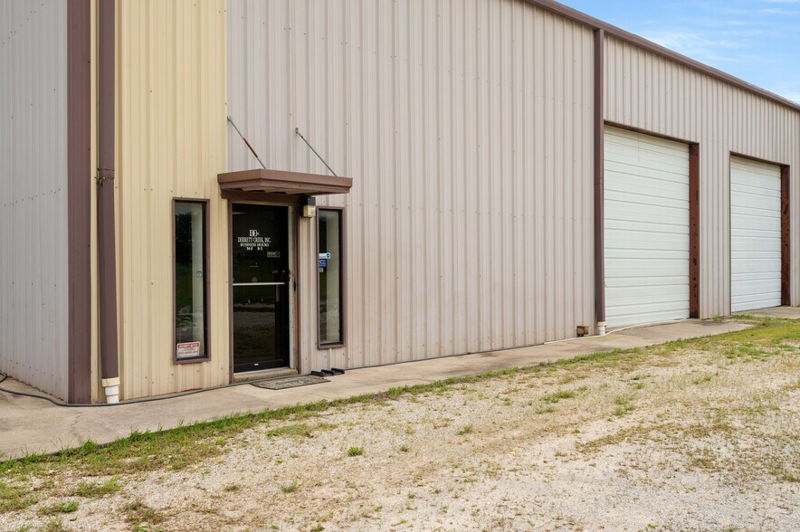 More Photos Of 7 Hills Rd, Newark Warehouse For Sale