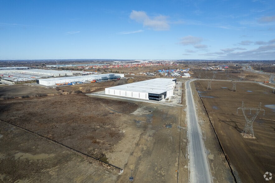 More Photos Of 9151 Huntington Rd, Vaughan Distribution For Lease
