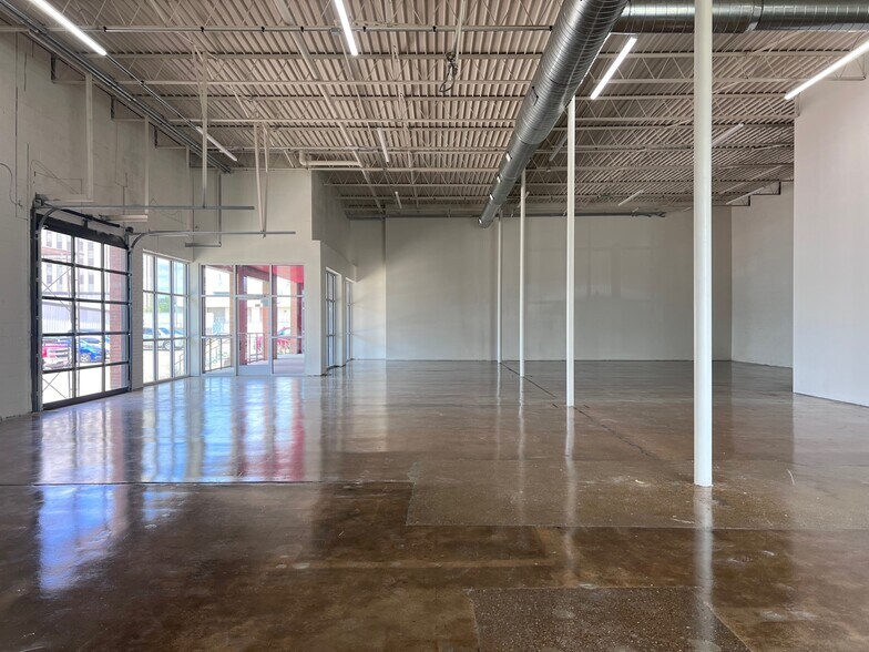 More Photos Of 2320 Valdina St, Dallas Showroom For Lease