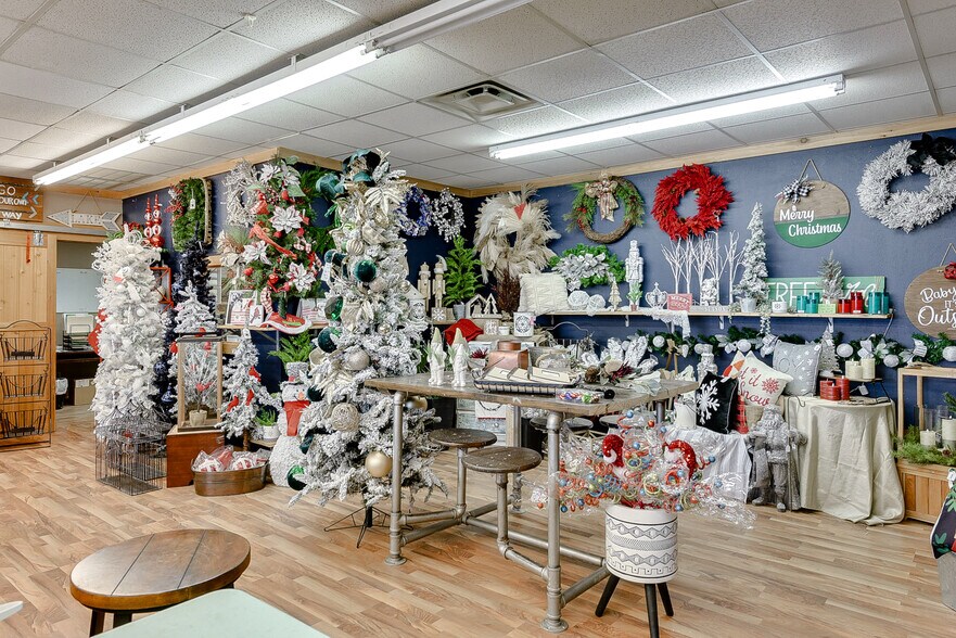 More Photos Of 110 W Reichmuth Rd, Valley Freestanding For Sale