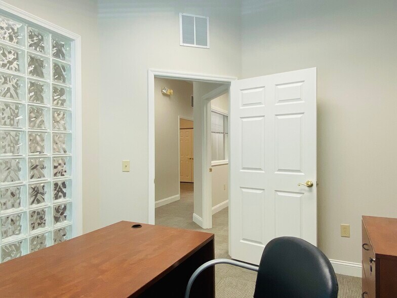 More Photos Of 12276 San Jose Blvd, Jacksonville Coworking Space