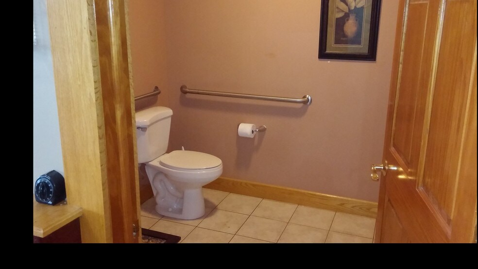 More Photos Of 1041 Shawnee Rd, Lima Freestanding For Lease