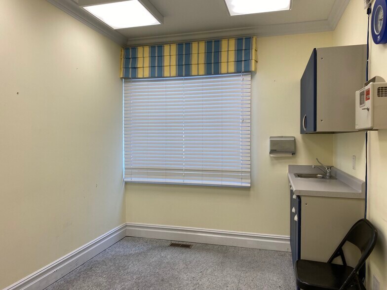 More Photos Of 12 Little Neck Rd, Centerport Storefront Retail Office For Lease