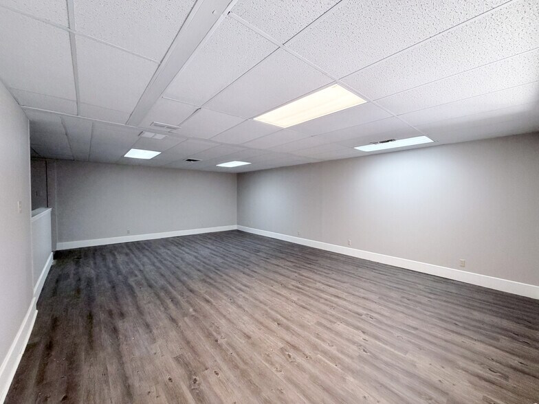 More Photos Of 511-513 W Rhapsody Dr, San Antonio Service For Lease