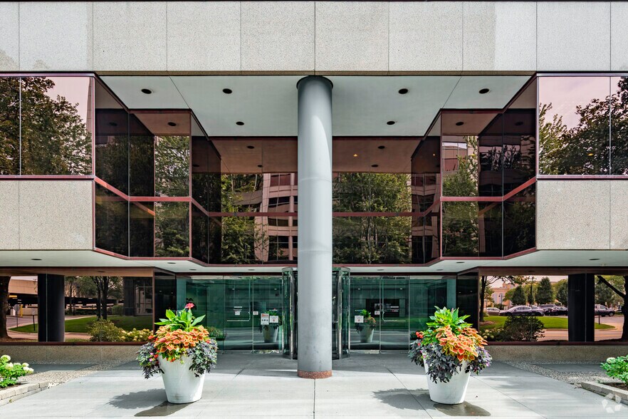 More Photos Of 9450 W Bryn Mawr Ave, Rosemont Office For Lease