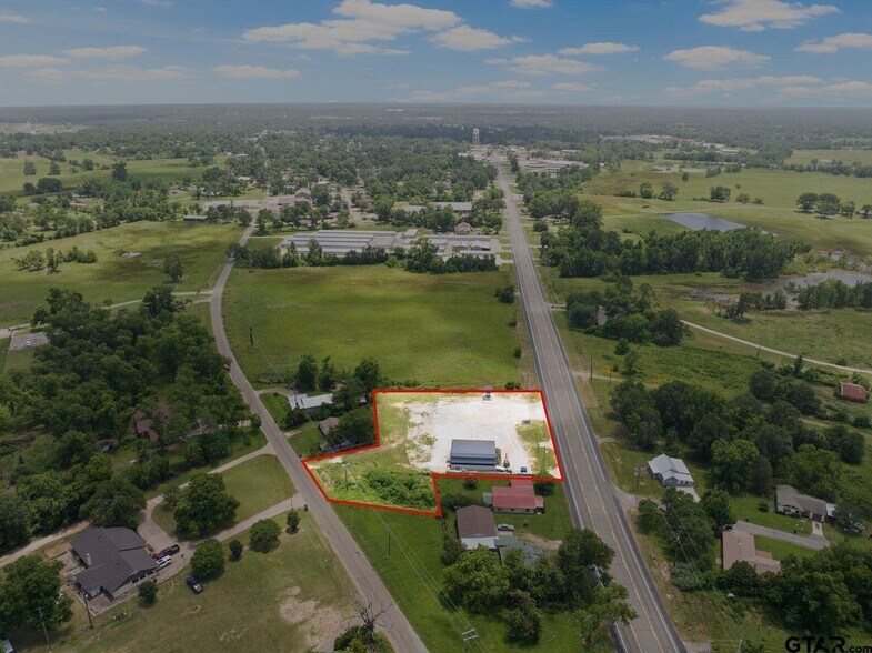 More Photos Of 908 W Broadway St, Winnsboro Flex For Sale