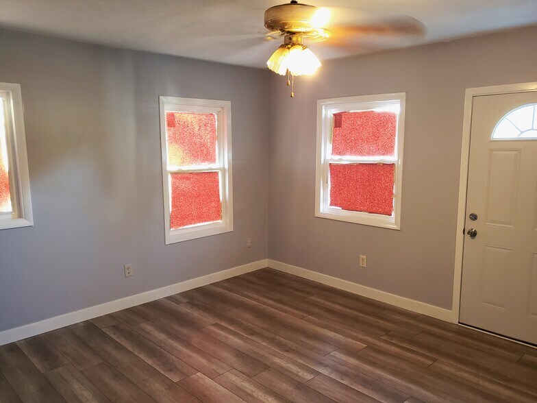 More Photos Of 529 E 2nd St, Franklin Self Storage For Lease