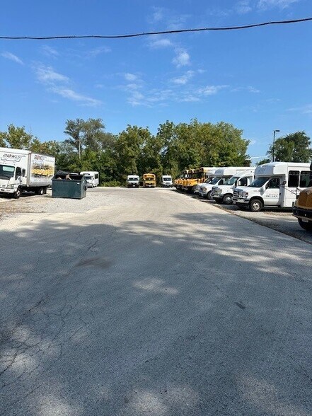 More Photos Of 16725 Van Dam Rd, South Holland Auto Repair For Lease