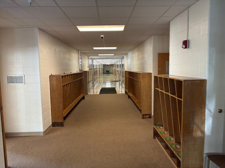 More Photos Of 670 Main Ave, De Pere Schools For Lease