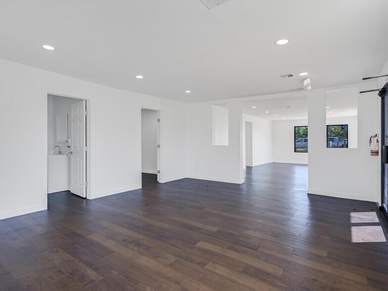 More Photos Of 900 W 2nd St, Taylor Office Residential For Lease