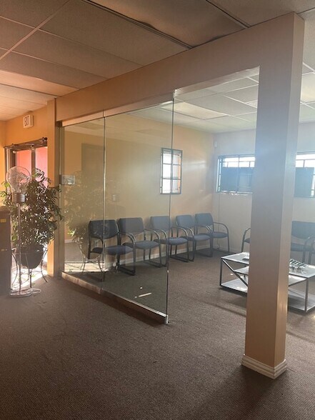 More Photos Of 4613 E R L Thornton Fwy, Dallas Office For Lease