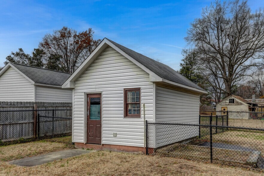 More Photos Of 1806 Vance St, Reidsville General Retail For Sale