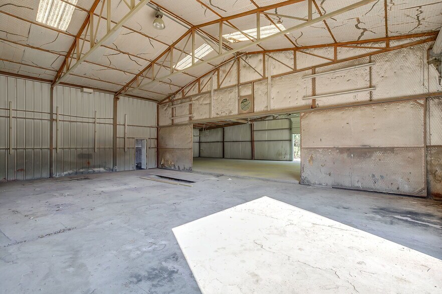 More Photos Of 3545 N Main St, Cleburne Industrial For Lease