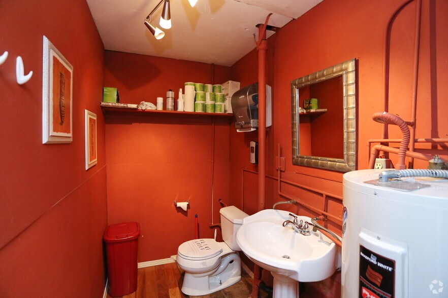 More Photos Of 1828 Franklin St, Bellingham Showroom For Sale