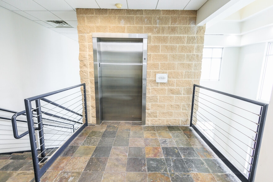 More Photos Of 7102 W Sam Houston Pky N, Houston Office For Lease