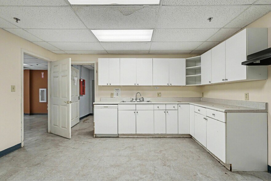 More Photos Of 1445 Cleveland Ave, East Point Showroom For Sale