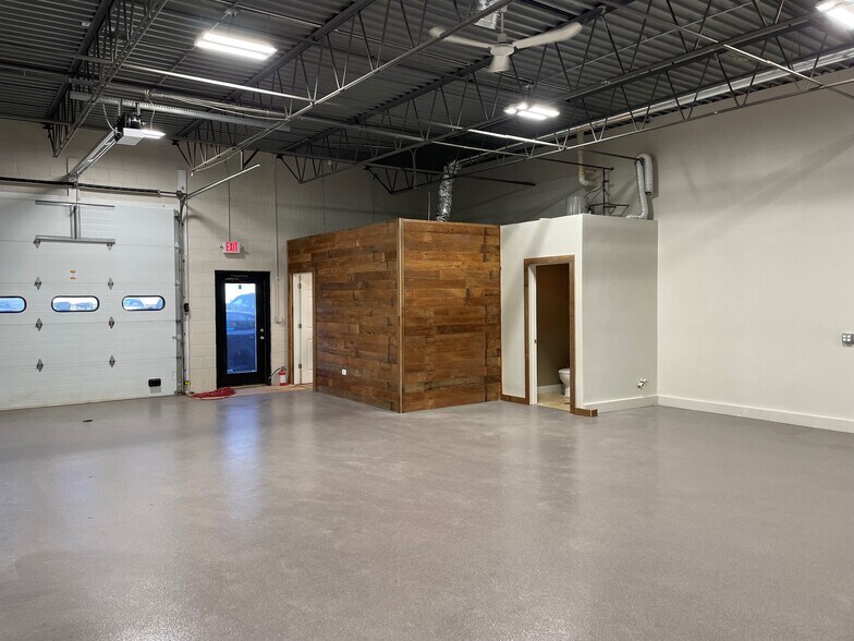 More Photos Of 214 S Hager Ave, Barrington Light Manufacturing For Lease
