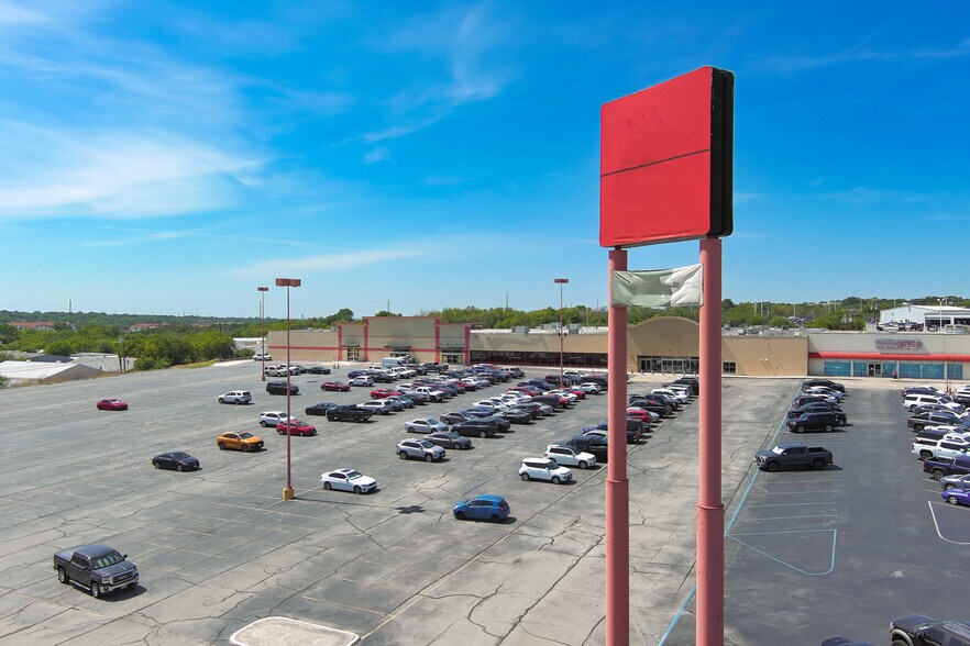 More Photos Of 5776 Stemmons Dr, San Antonio Supermarket For Lease