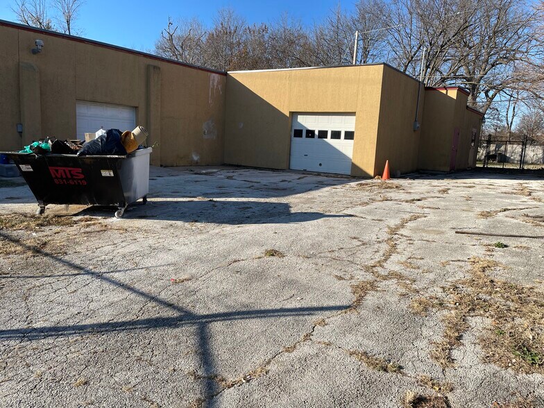 More Photos Of 219 & 303 W Chase st, Springfield Light Distribution For Lease