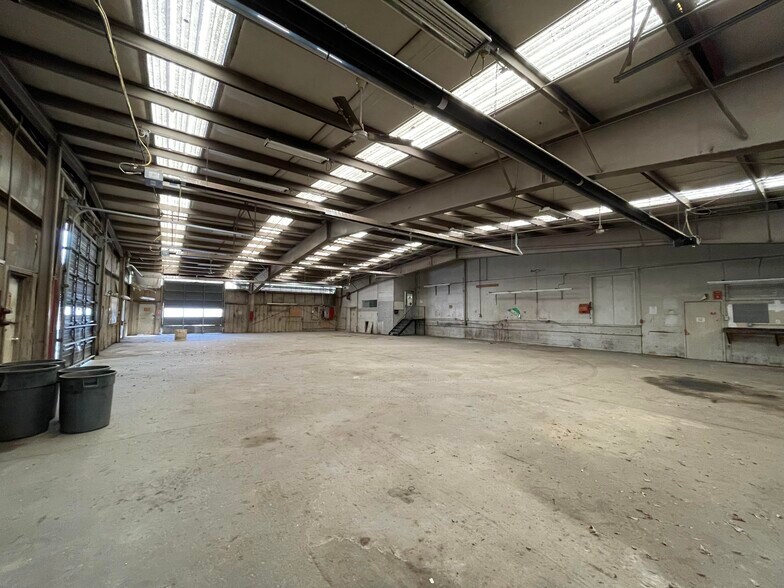 More Photos Of 11740 Vernon Rd, Waldorf Warehouse For Lease