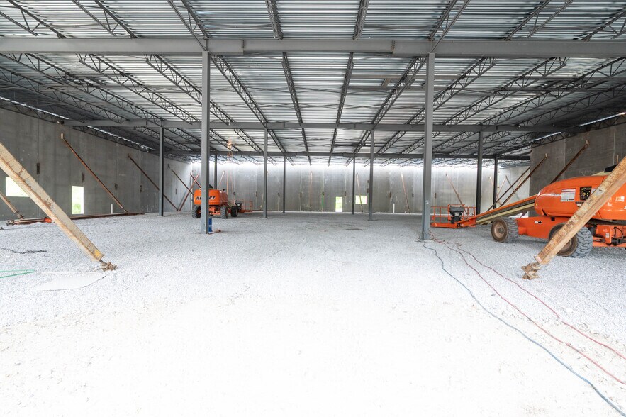 More Photos Of 113 Silvermine Rd, Brookfield Warehouse For Lease