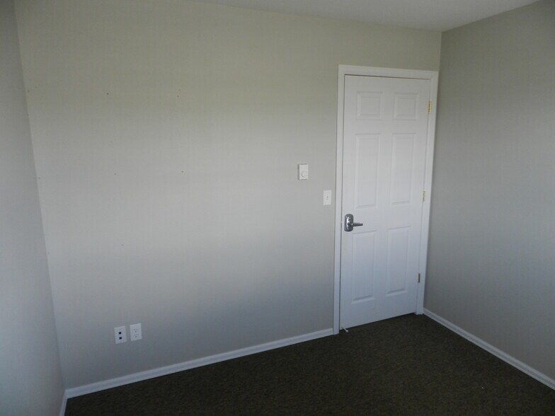 More Photos Of 445 Kristen Ct, Montrose Warehouse For Sale