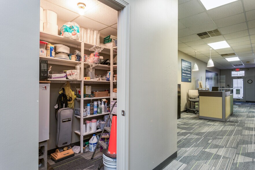 More Photos Of 913 Gulf Breeze Pky, Gulf Breeze Storefront Retail Office For Sale