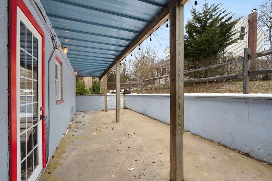 More Photos Of 87 North Rd, Hampton Bays Storefront Retail Residential For Sale