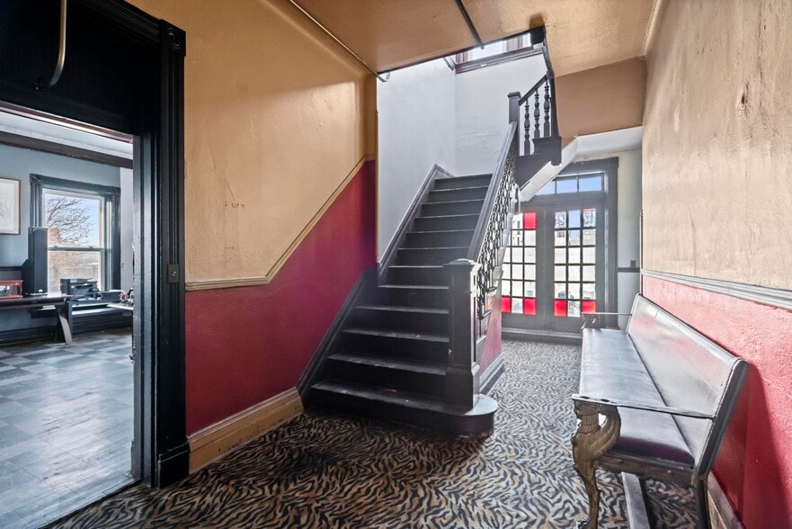 More Photos Of 24 E 3rd St, Newport Bar For Sale