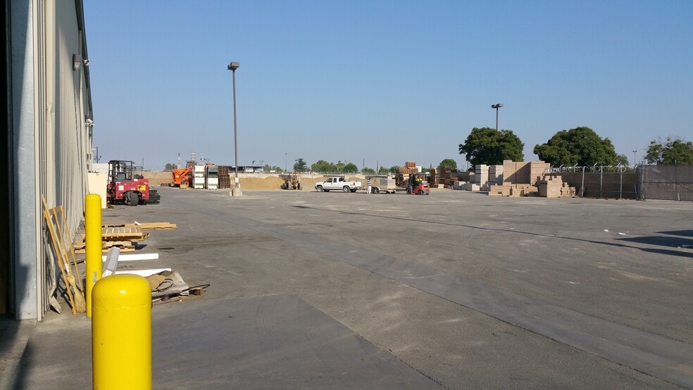 More Photos Of 3401 N Sillect Ave, Bakersfield Distribution For Lease