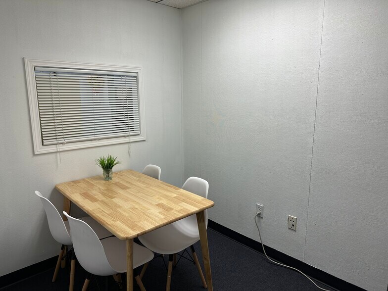 More Photos Of 2326 SW Glacier Pl, Redmond Office For Lease