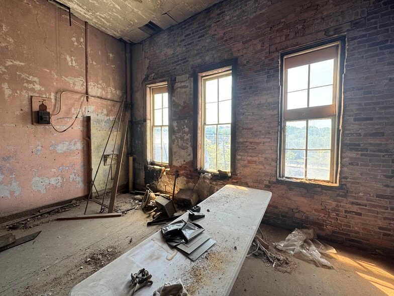 More Photos Of 725 Main St, Lafayette Storefront For Sale