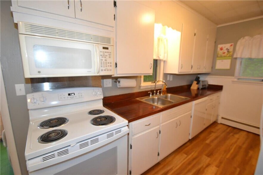 More Photos Of 450 E Main St, Palmyra General Retail For Sale