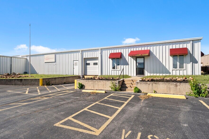 More Photos Of 1110 N Gerald St, Nixa Warehouse For Lease