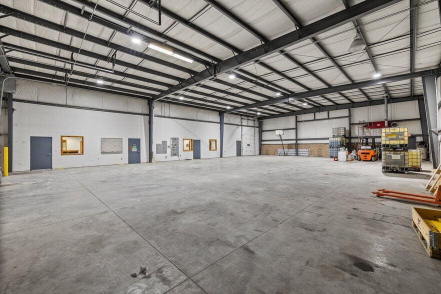 More Photos Of 9505 Emahiser rd, Caledonia Distribution For Sale