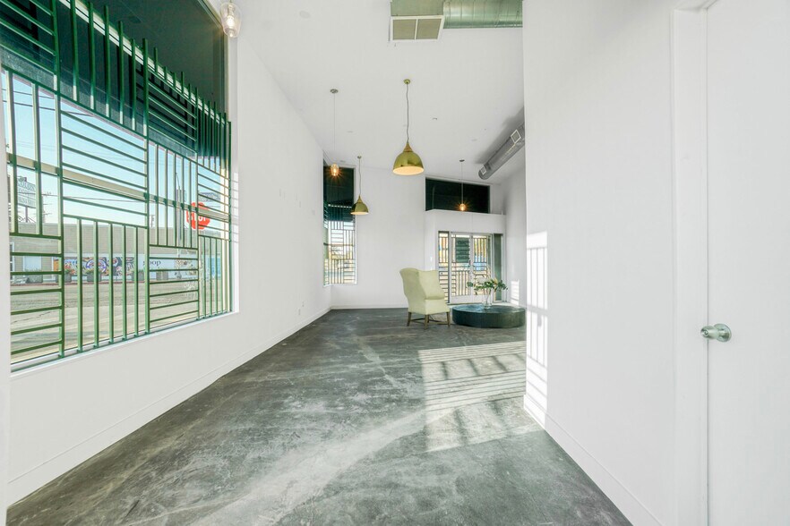 More Photos Of 328 Lincoln Blvd, Venice Storefront Retail Residential For Sale