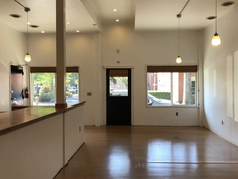 More Photos Of 1733-1737 SE Morrison St, Portland Apartments For Lease