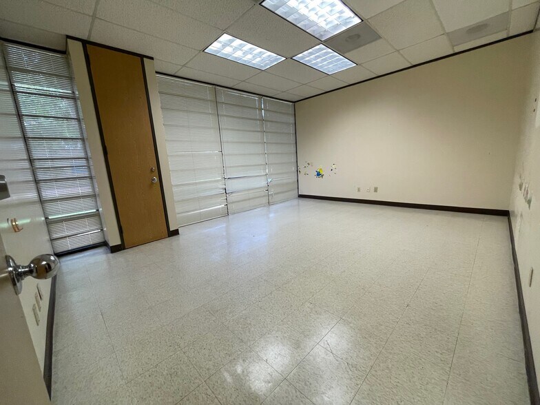 More Photos Of 9207 Emmott Rd, Houston Warehouse For Lease