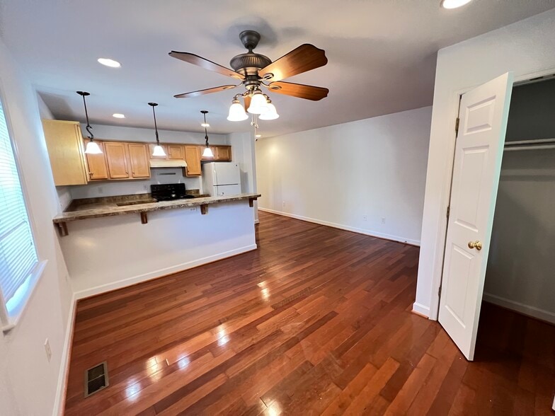 More Photos Of 301 7th St SW, Charlottesville Light Distribution For Sale