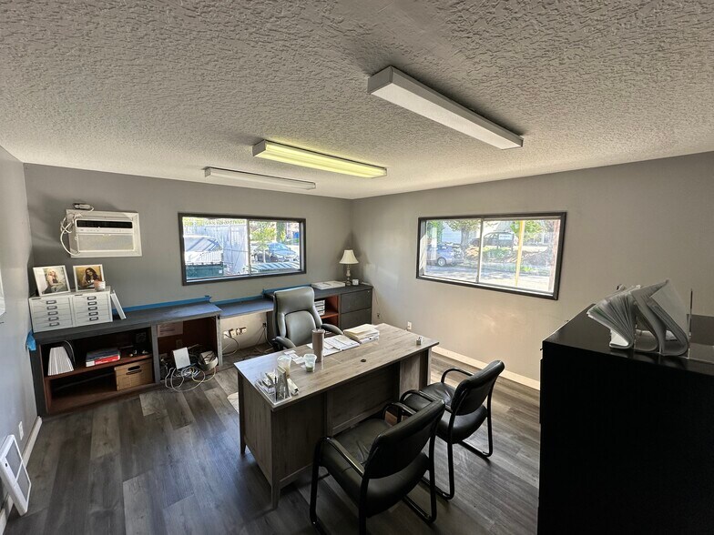 More Photos Of 3455 SE 21st Ave, Portland Service For Sale