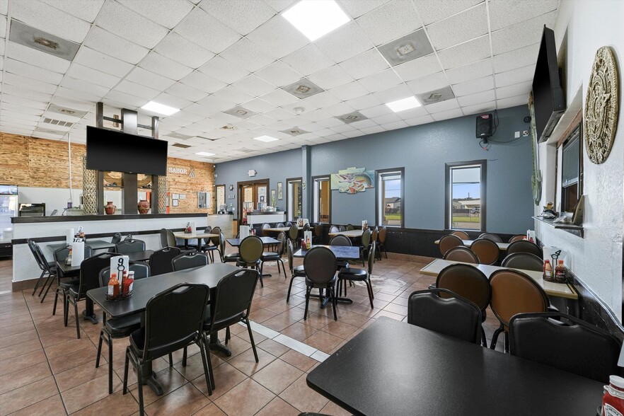 More Photos Of 918 W Plantation Dr, Clute Restaurant For Sale