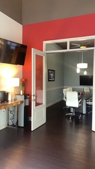 More Photos Of 955 E Main St, Lexington Freestanding For Lease