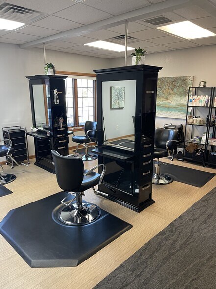 More Photos Of 1429 Province Ter, Menasha Office For Sale