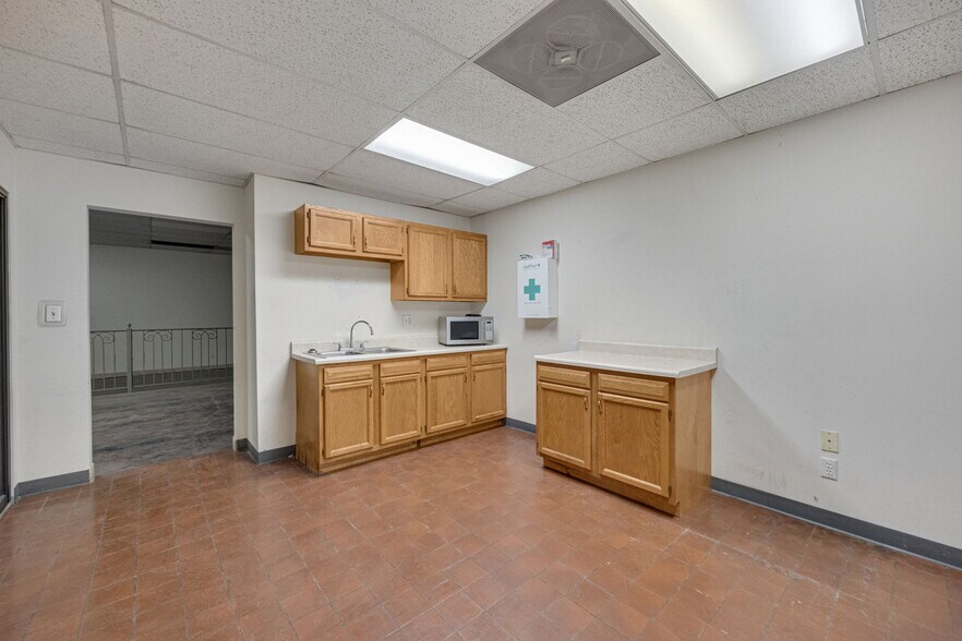 More Photos Of 610 Sainte Genevieve Dr, Sainte Genevieve Auto Dealership For Sale