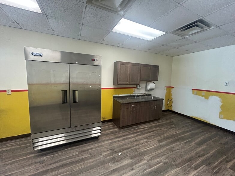 More Photos Of 11401-11445 Moog Dr, Saint Louis Distribution For Lease
