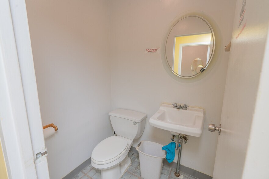 More Photos Of 1717 S Broad St, Philadelphia Storefront For Lease